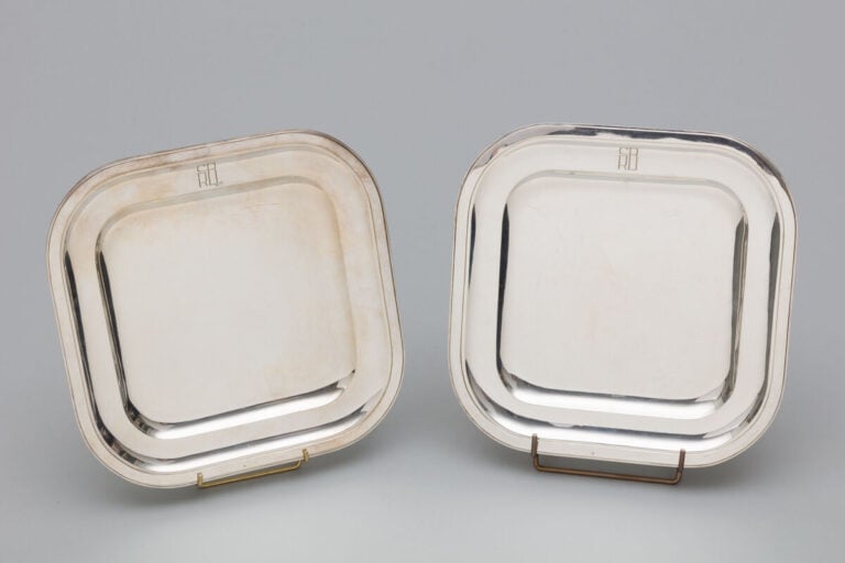 2 plats carrés en argent 950 ‰ de même modèle modèle que le lot précédent. - M.…