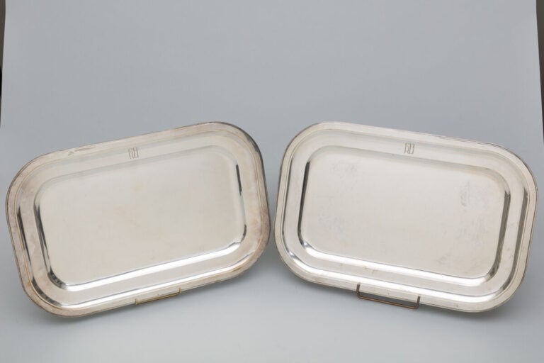 2 très grands plats rectangulaires en argent 950 ‰ de même modèle que le lot pr…