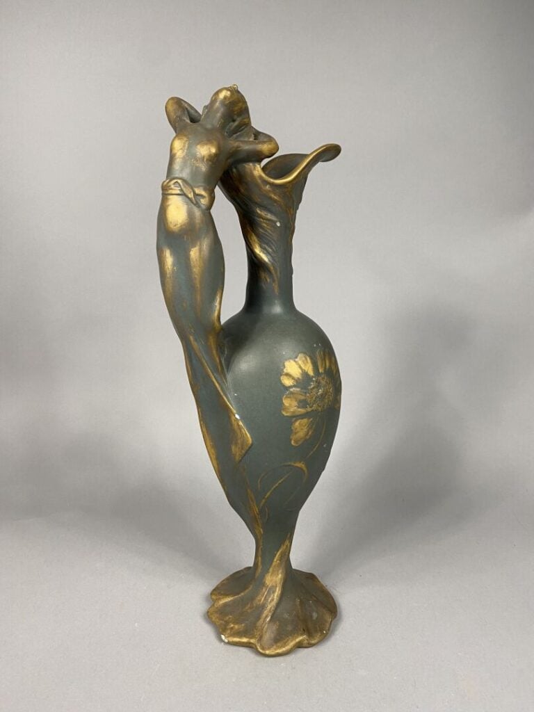 Aiguière en terre cuite polychrome patinée à décor de fleurs de pavot dorées et…