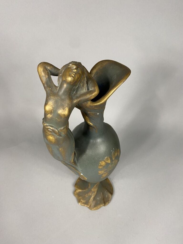 Aiguière en terre cuite polychrome patinée à décor de fleurs de pavot dorées et…