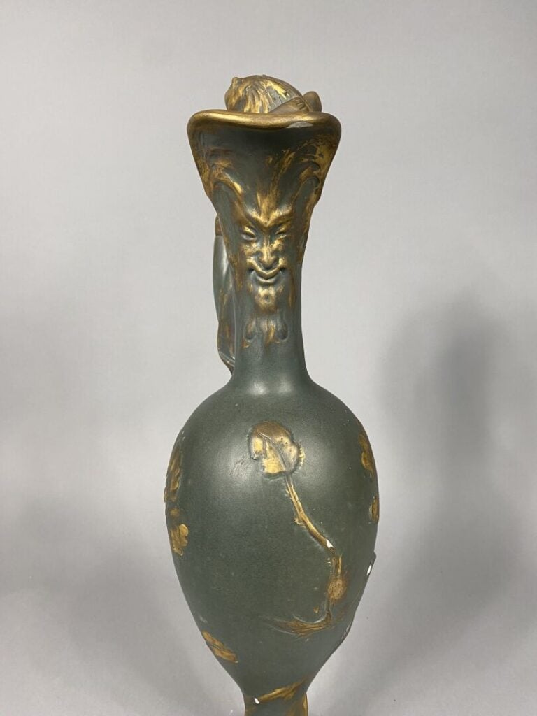 Aiguière en terre cuite polychrome patinée à décor de fleurs de pavot dorées et…
