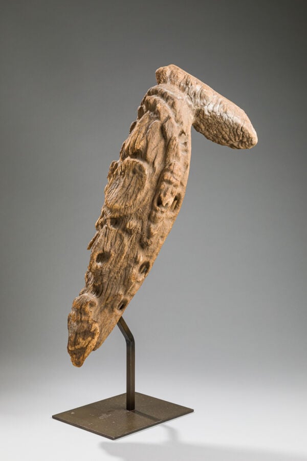 Ancien avant de tambour a fente, ornée d'un grand visage d'ancêtre surmontant u…