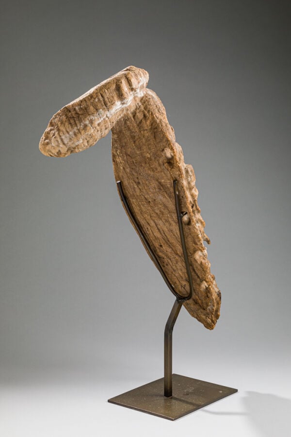 Ancien avant de tambour a fente, ornée d'un grand visage d'ancêtre surmontant u…