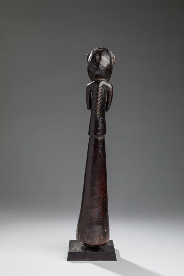 Ancien pilon sculpté d'un personnage en buste. Les avant-bras repliés, les main…