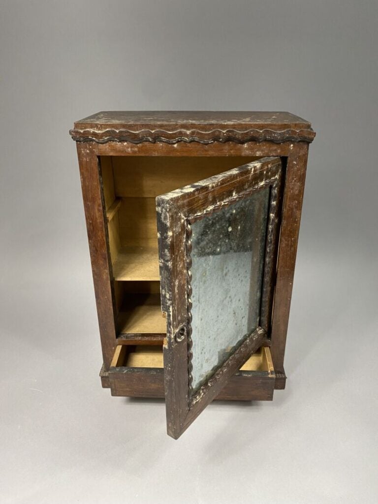 Armoire de poupée en bois naturel ouvrant à une porte foncée de glace surmontan…