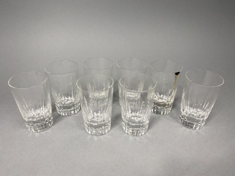 BACCARAT - Huit verres en cristal taillé - H : 9 cm - Dans un coffret