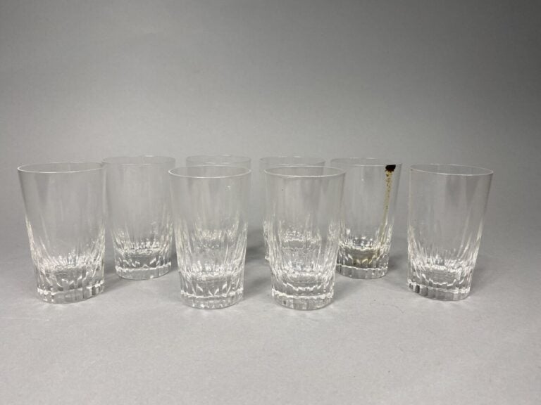 BACCARAT - Huit verres en cristal taillé - H : 9 cm - Dans un coffret