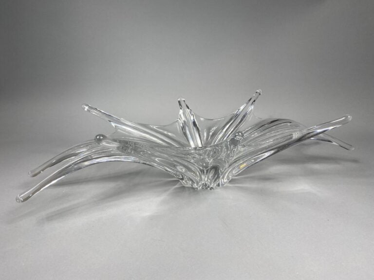 BACCARAT - Importante coupe en cristal moulé à dix branches - Tampon au dessous…