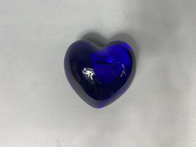 BACCARAT - Presse-papier de forme coeur en cristal coloré bleu - Signé - (petit…