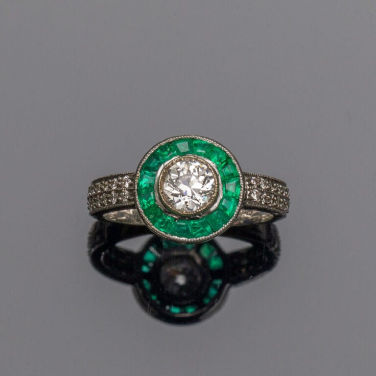BAGUE circulaire en or gris (750‰), centrée d'un diamant taille ancienne en ser…