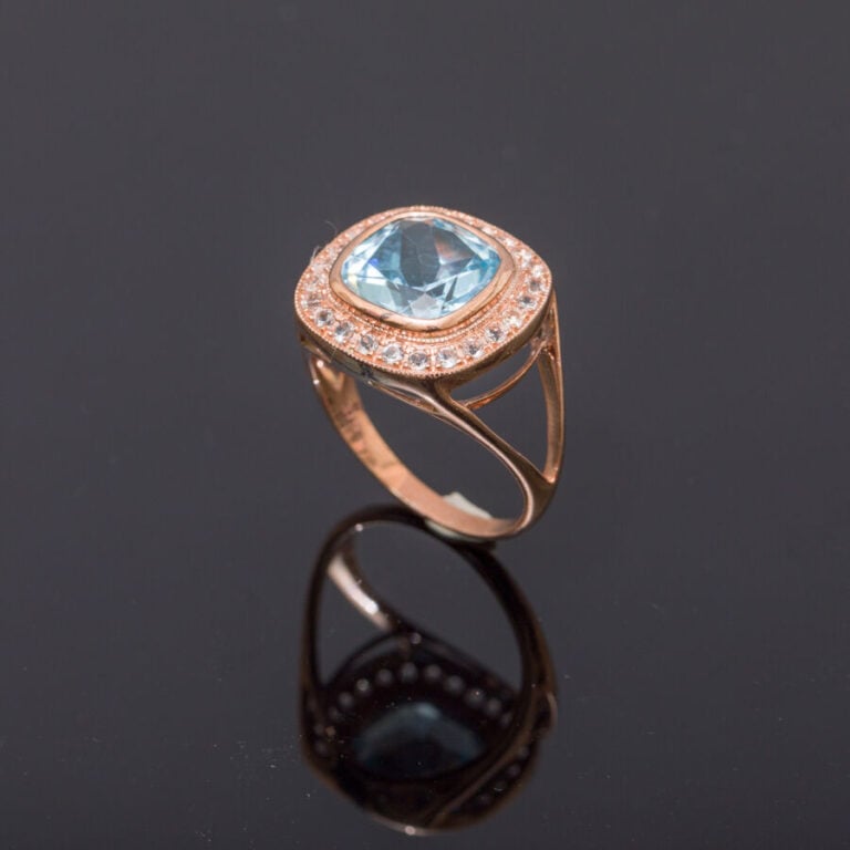 BAGUE en or rose (375‰) 9 carats, ajouré, serti d'une topaze bleue de forme cou…