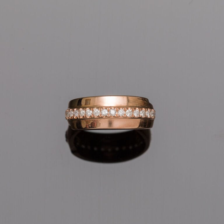 BAGUE en or rose (375‰) 9 carats, serti d'un alignement de diamants taille bril…