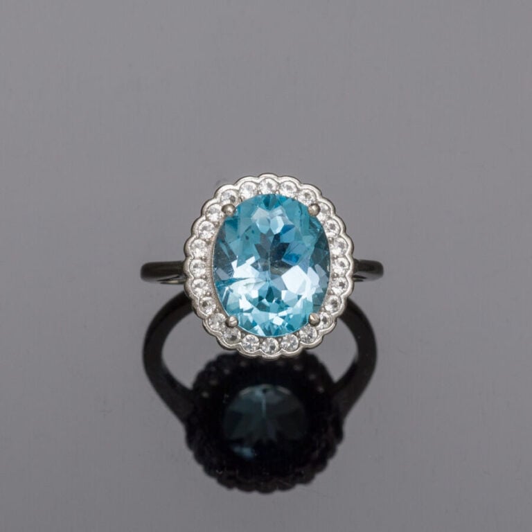 BAGUE « marguerite » en argent (925‰) serti d'une topaze bleue de forme ovale,…