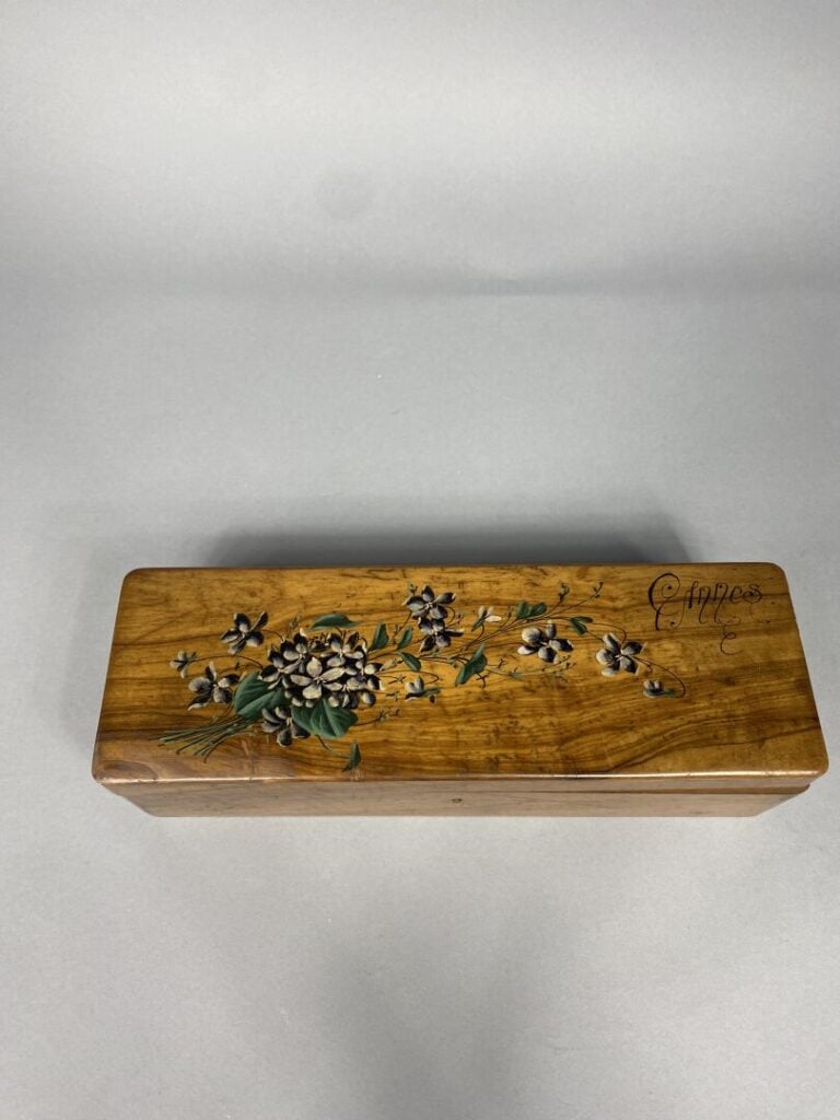 Boîte à gants de forme rectangulaire en bois d'olivier marqueté, inscription Ca…