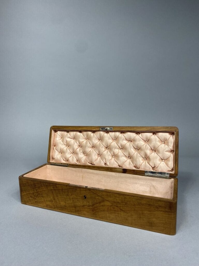 Boîte à gants de forme rectangulaire en bois d'olivier marqueté, inscription Ca…