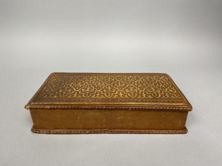 Boîte rectangulaire à rebords tressé et à décor d'arabesques stylisés - 6 x 29…