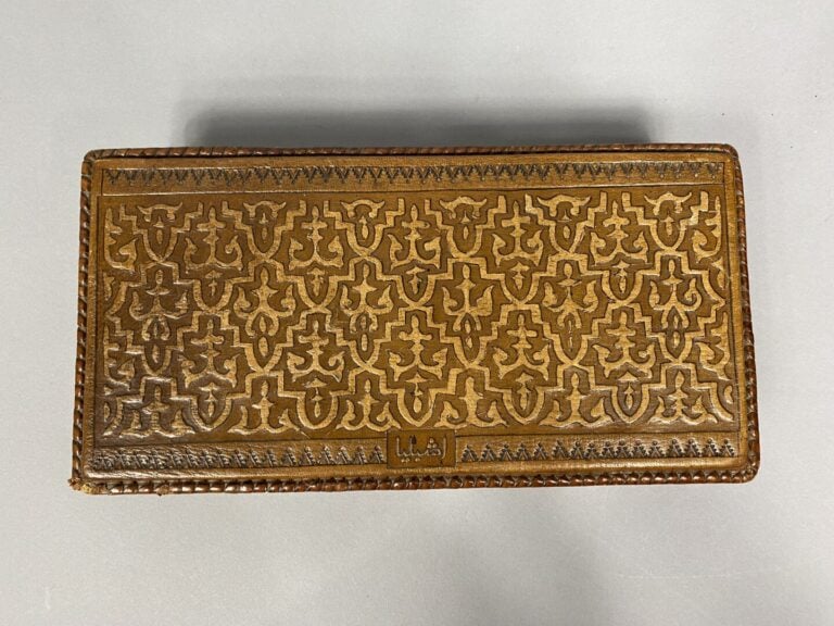 Boîte rectangulaire à rebords tressé et à décor d'arabesques stylisés - 6 x 29…