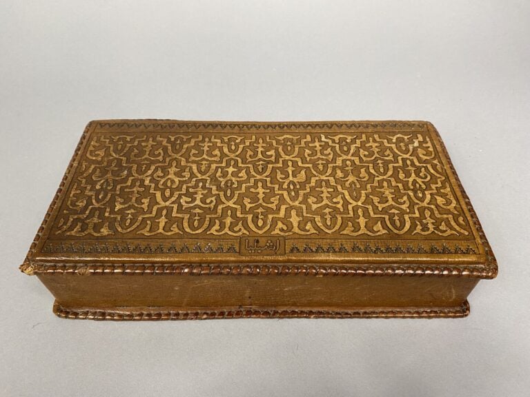 Boîte rectangulaire à rebords tressé et à décor d'arabesques stylisés - 6 x 29…