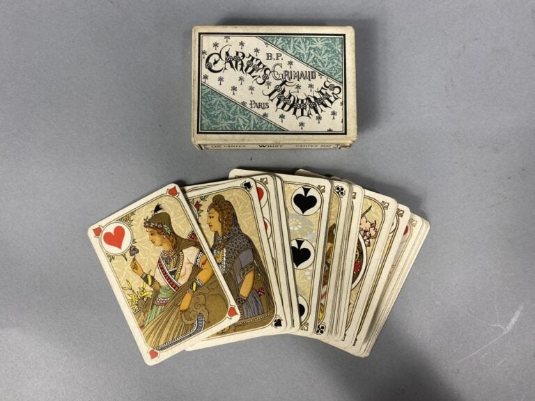 B.P GRIMAUD Lot de trois jeux comprenant : - -Louis XV - -Cartes indiennes - -J…