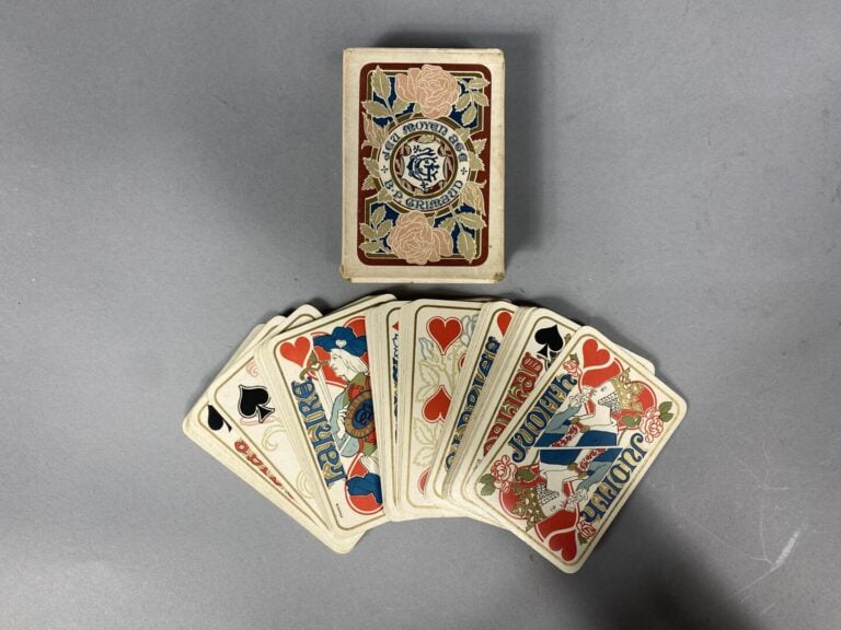 B.P GRIMAUD Lot de trois jeux comprenant : - -Louis XV - -Cartes indiennes - -J…
