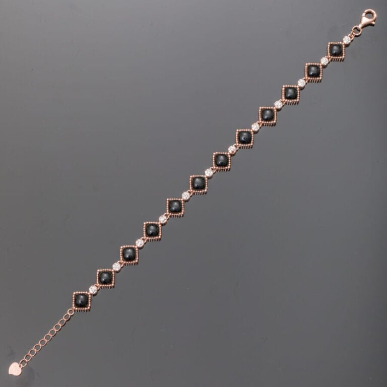 BRACELET en vermeil rose (925‰) à motifs losangiques godronnés, serti d'onyx et…