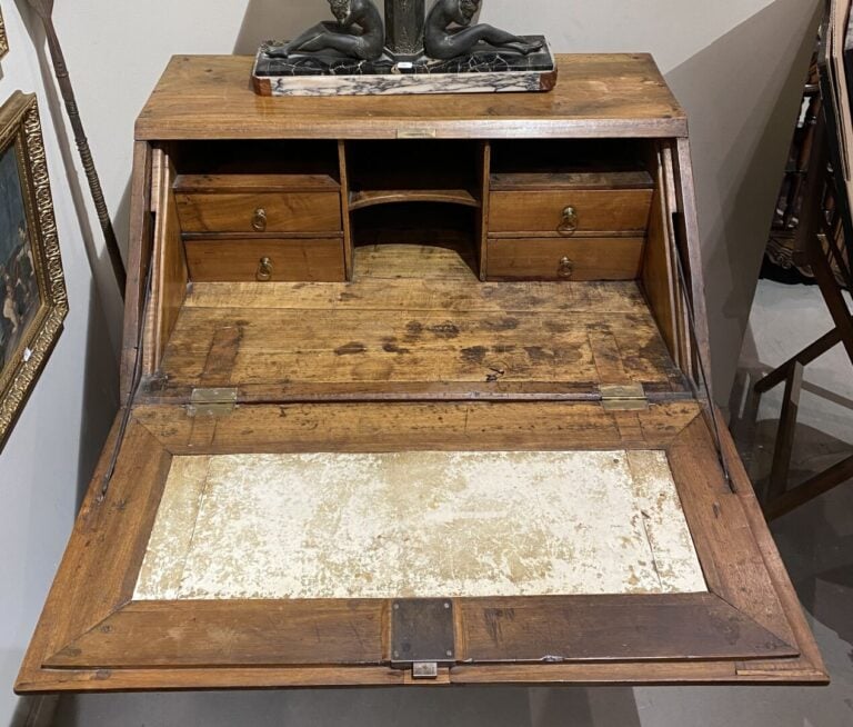 Bureau de pente en noyer ouvrant à un tiroir en ceinture surmontée d'un abattan…