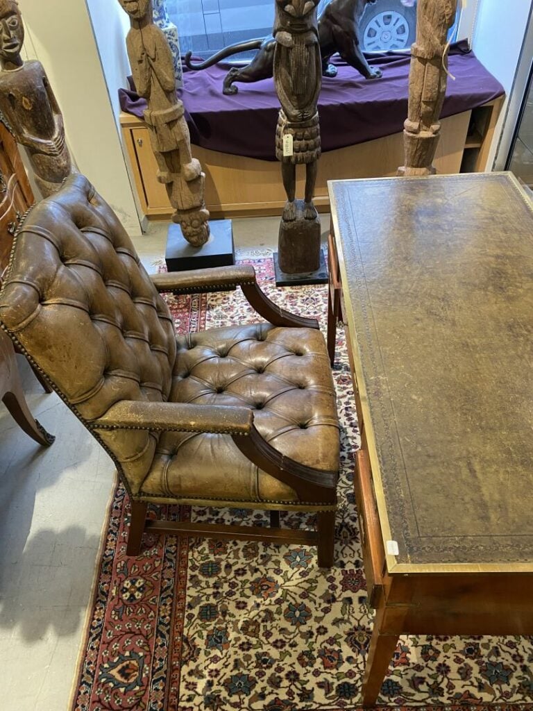 Bureau de type marine en bois teinté à caissons ouvrant à cinq tiroirs dont tro…