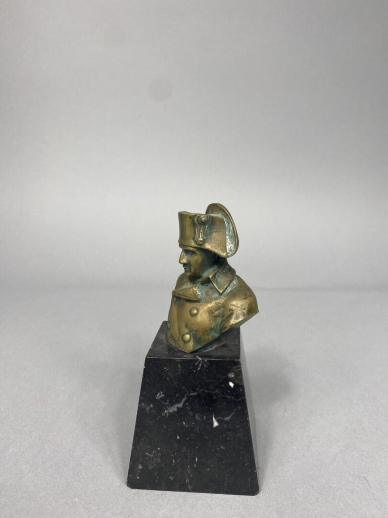 Buste de Napoléon Ier en bronze à patine dorée reposant sur un socle tronconiqu…