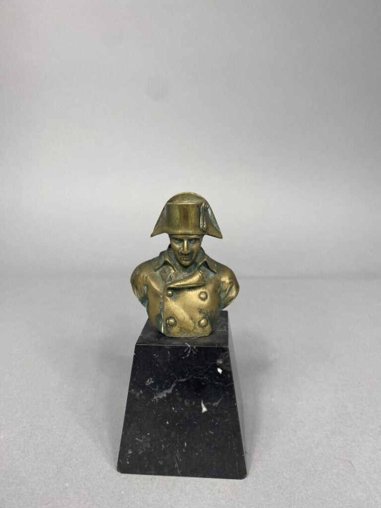 Buste de Napoléon Ier en bronze à patine dorée reposant sur un socle tronconiqu…