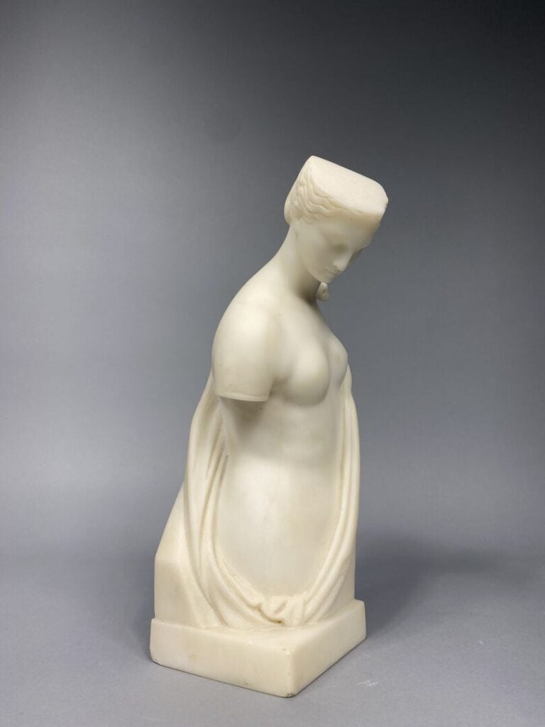 Buste de nu en marbre blanc sculpté - H : 33 cm