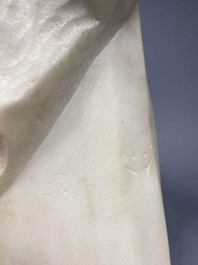 Buste de nu en marbre blanc sculpté - H : 33 cm