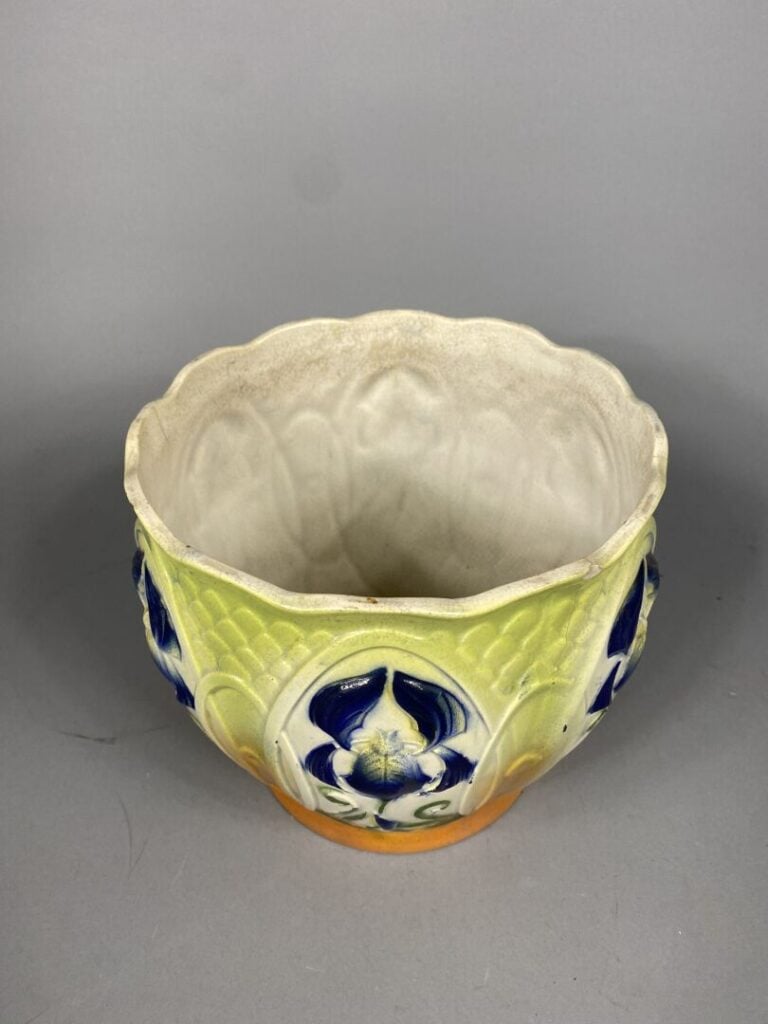 Cache-pot en faïence émaillée polychrome à décor d'iris bleus et col chantourné…