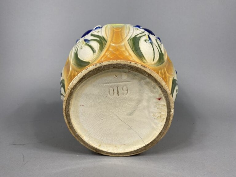 Cache-pot en faïence émaillée polychrome à décor d'iris bleus et col chantourné…