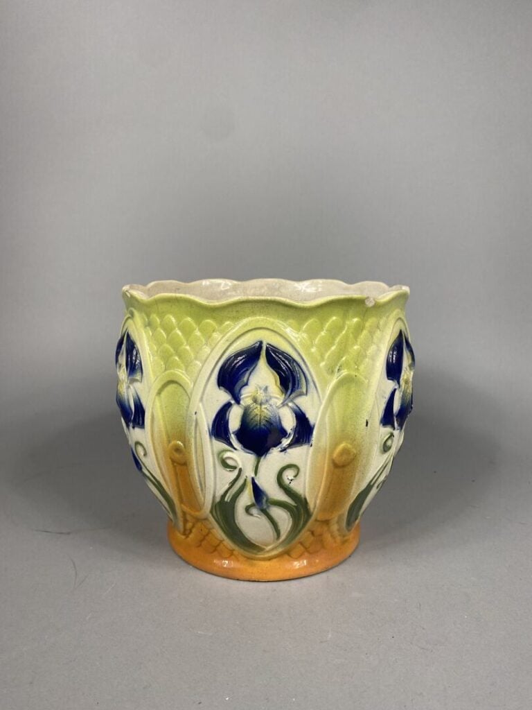 Cache-pot en faïence émaillée polychrome à décor d'iris bleus et col chantourné…