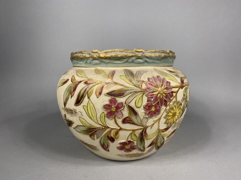 Cache-pot en faïence polychrome à décor en léger relief de branchages fleuris -…