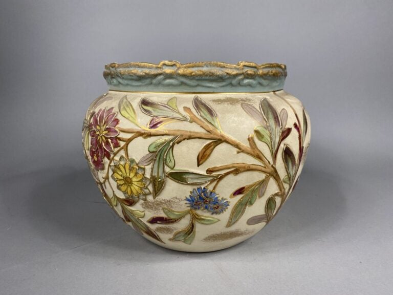 Cache-pot en faïence polychrome à décor en léger relief de branchages fleuris -…