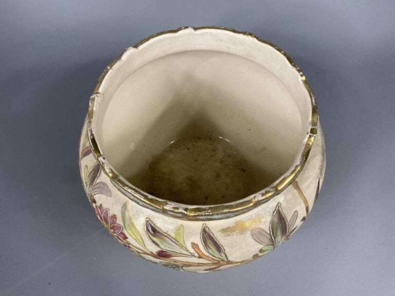 Cache-pot en faïence polychrome à décor en léger relief de branchages fleuris -…