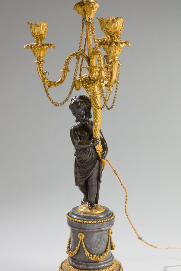 Candélabre à trois lumières en bronze ciselé, doré ou patiné et marbre bleu tur…