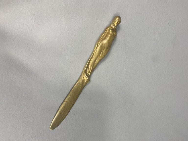 CAUMONT - Coupe papier en bronze figurant une jeune femme à la fleur - Signé, v…