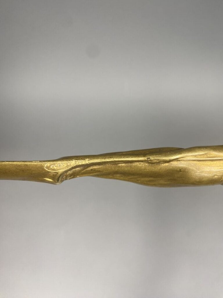 CAUMONT - Coupe papier en bronze figurant une jeune femme à la fleur - Signé, v…
