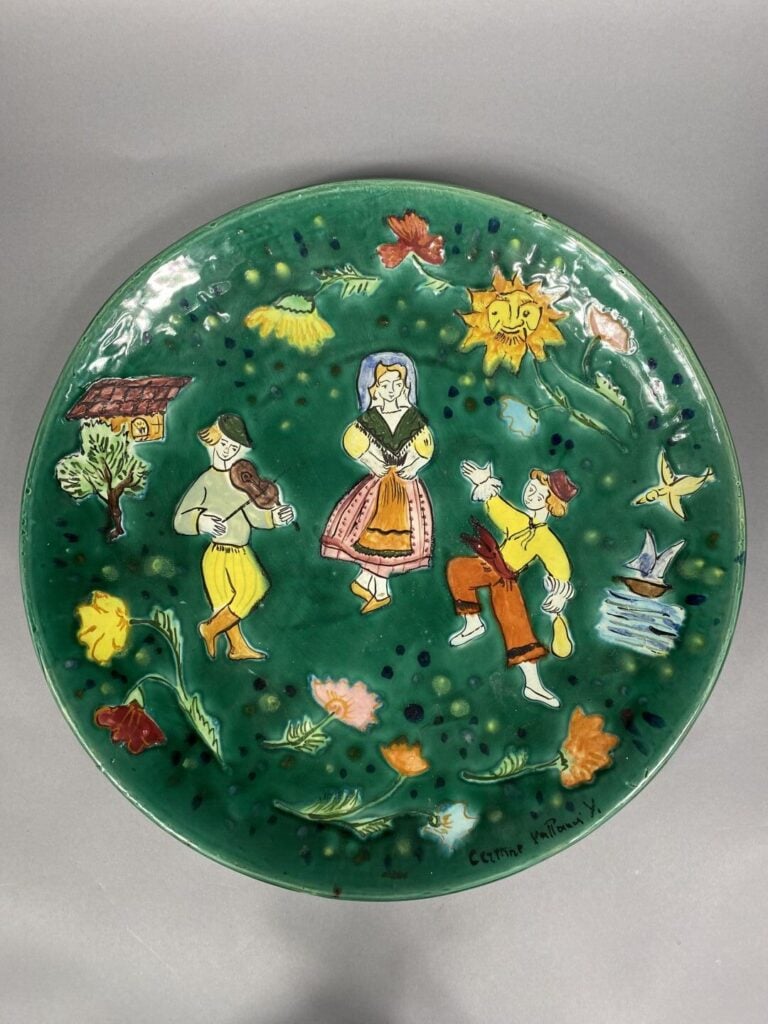 CERENNE - VALLAURIS - Important plat en céramique émaillée à décor de personnag…