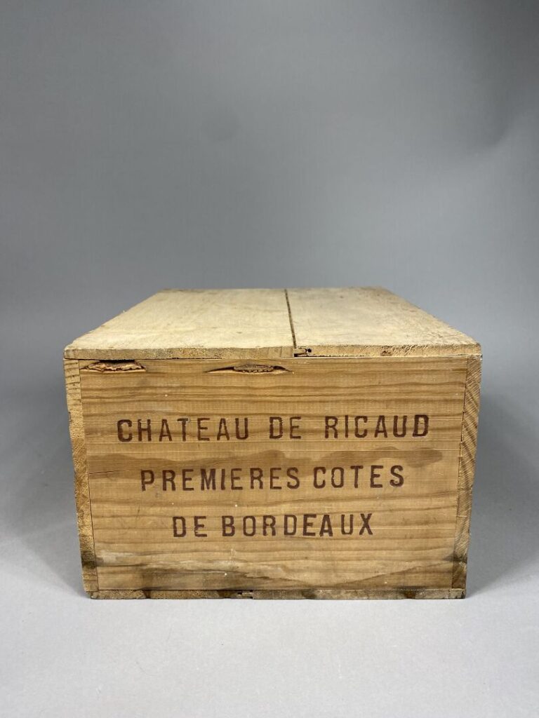 Château de Ricaud, Premières Côtes de Bordeaux, caisse en bois fermée contenant…