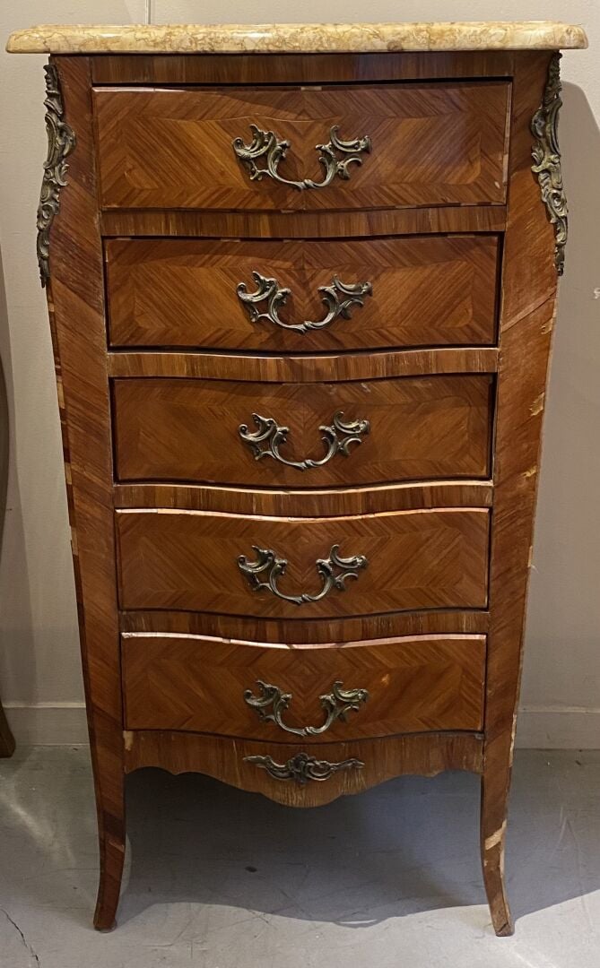Chiffonnier en bois de placage ouvrant à cinq tiroirs en façade légèrement galb…
