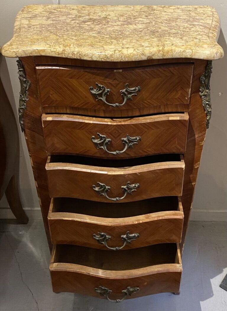 Chiffonnier en bois de placage ouvrant à cinq tiroirs en façade légèrement galb…