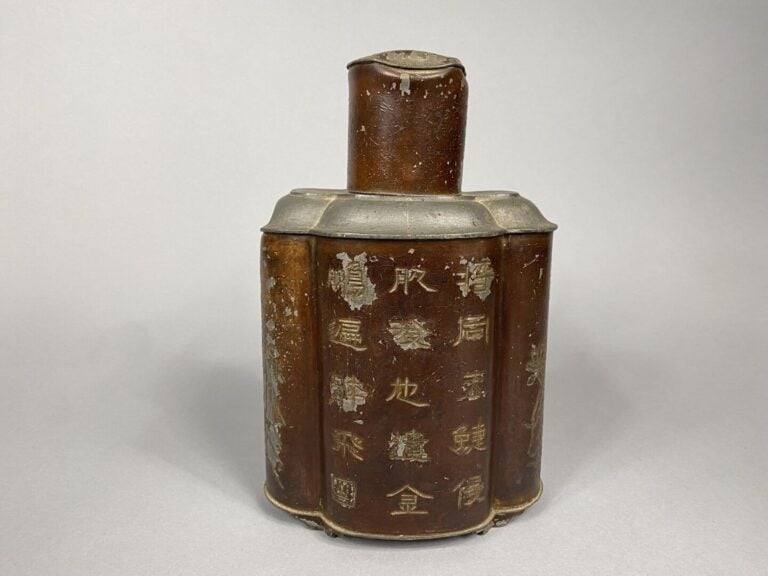 Chine - Boîte à thé en étain à décor de calligraphies - Marque en dessous - H :…