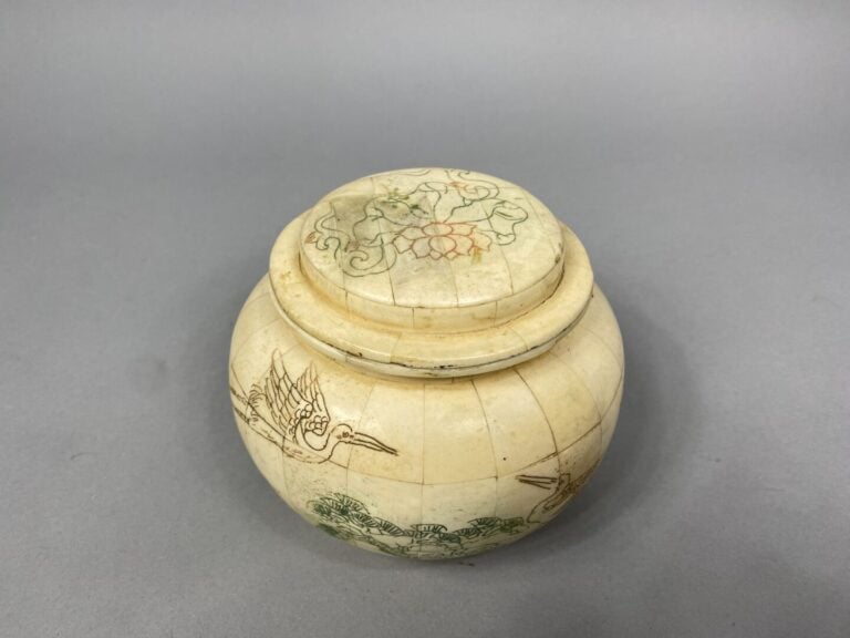 Chine, dans le gout - Boite en placage d'os à décor gravé de canards, lotus, et…