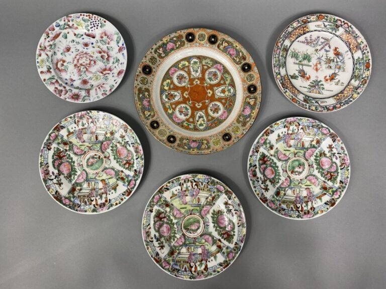 Chine, dans le goût - Ensemble d'assiettes et bols en céramique à décor de fleu…