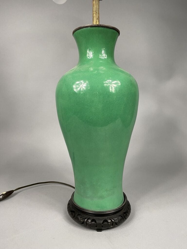 Chine, dans le goût - Grand vase balustre en céramique émaillée verte - H : 40…