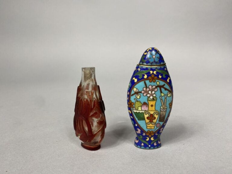 Chine - Ensemble de deux tabatières l'une en émaux cloisonnés à décor de vases…