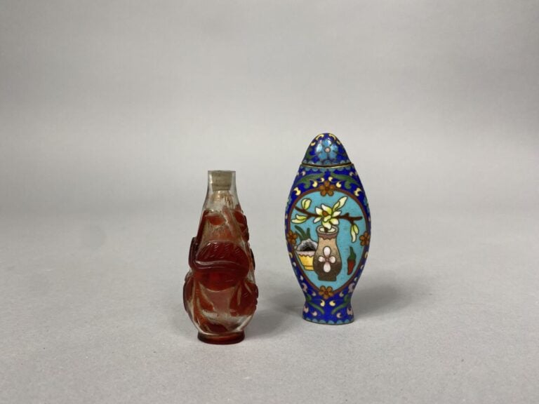 Chine - Ensemble de deux tabatières l'une en émaux cloisonnés à décor de vases…